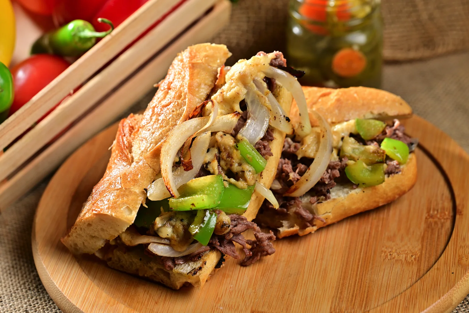 Philly cheesesteak con res, pimientos y cebolla